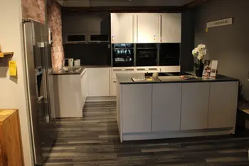 weiße Küche mit Insel, Einbaukaffeevollautomat